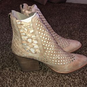 Brand New Coconuts by Matisse cut out booties!